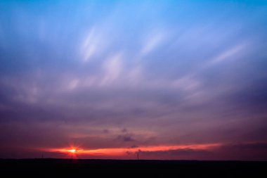 Günbatımı Batı Ukrayna üzerinden bir uzun süreli kameraya vuruldu