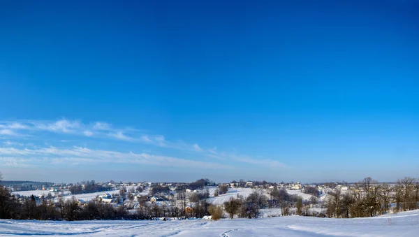 Panorama incredibile del villaggio ucraino in Ucraina occidentale in inverno — Foto Stock