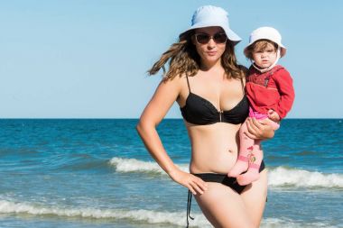 Ukraynalı sahilde 2018 dinlenme küçük kızı olan güzel bir anne