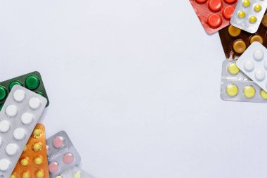 Paketleri hap üzerinde yazıt için bir yer ile beyaz bir arka plan