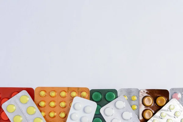 Opakowania tabletek na białym tle z miejscem na napis — Zdjęcie stockowe