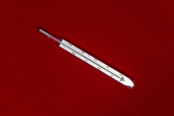Quecksilberthermometer isoliert auf rotem Stoff — Stockfoto