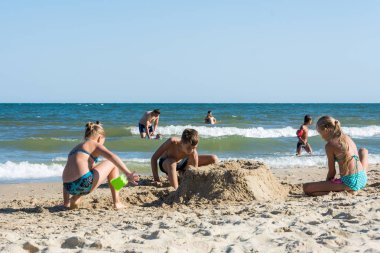 Kurortne, Odessa region, Ukrayna - 26 Ağustos 2017: Çocuklar kumda oynuyor