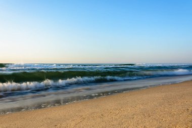 Karadeniz'in muhteşem sahilinde inanılmaz dalgalar