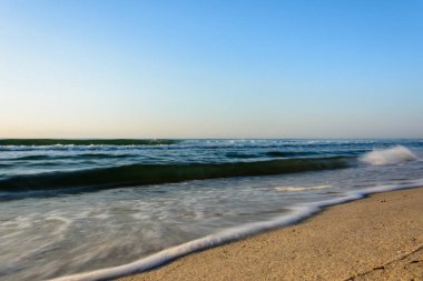 Karadeniz'in muhteşem sahilinde inanılmaz dalgalar