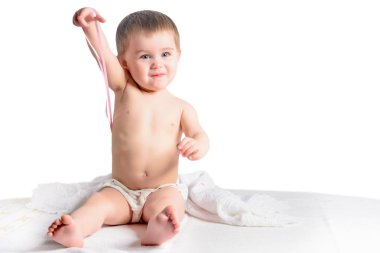 Harika bebek oturma ve beyaz bir arka plan üzerinde izole sevinçli
