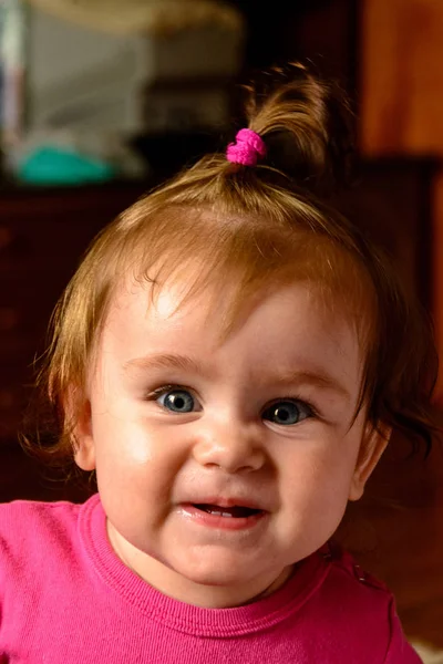 Portré egy csodálatos kis kislány egy farok, egy rózsaszín póló — Stock Fotó