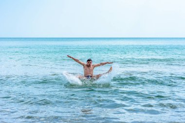 Karadeniz'de deniz dalgalarını atlayan bir spor adamı