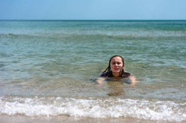 Genç bir kadın Karadeniz'in dalgalarında yelken açar