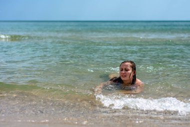 Genç bir kadın Karadeniz'in dalgalarında yelken açar