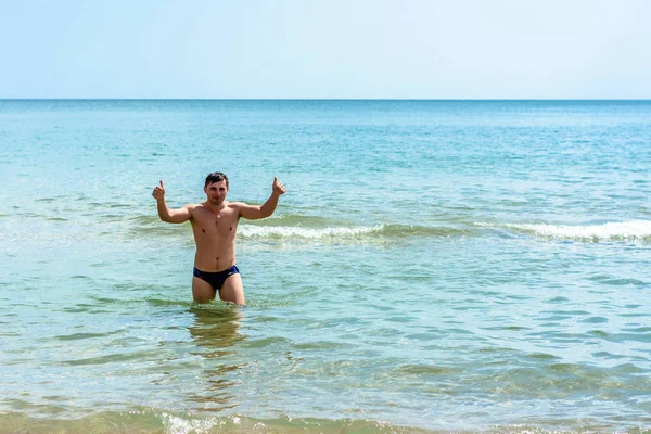 Un sportif montre un panneau ok dans les vagues de la mer Noire — Photo