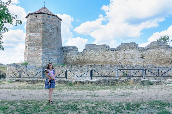 Maman habillée avec une petite fille sur les murs de la forteresse d'Akerman — Photo