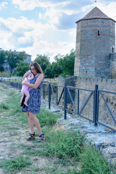 Maman habillée avec une petite fille sur les murs de la forteresse d'Akerman — Photo