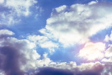 Etrafında yüzen muhteşem muhteşem bulutlar ile büyüleyici bir mavi gökyüzü