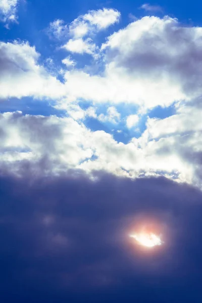 Céu incrível com nuvens suaves encantadoras e luz do sol laranja — Fotografia de Stock
