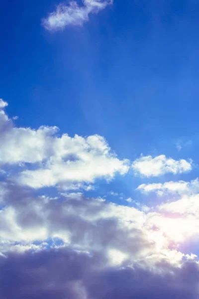 Um céu azul encantador com incríveis nuvens fabulosas flutuando em torno dele — Fotografia de Stock