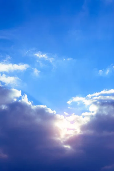 Büyüleyici nazik bulutlar ve turuncu güneş ışığı ile Amazing gökyüzü — Stok fotoğraf