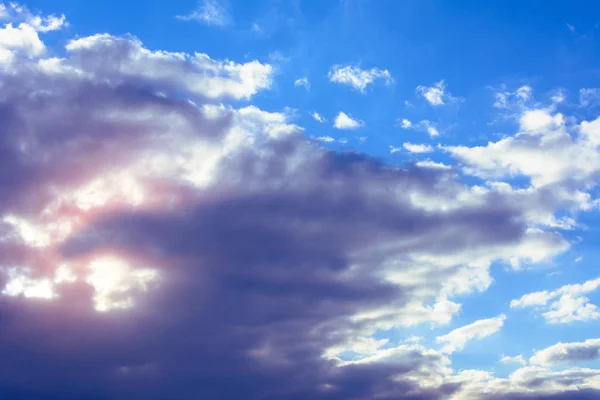 Büyüleyici nazik bulutlar ve turuncu güneş ışığı ile Amazing gökyüzü — Stok fotoğraf