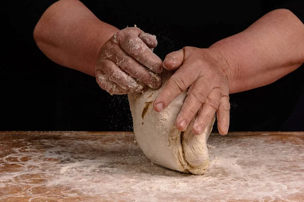 Stará žena si babička je hnětení těsta pro přípravu chleba — Stock fotografie