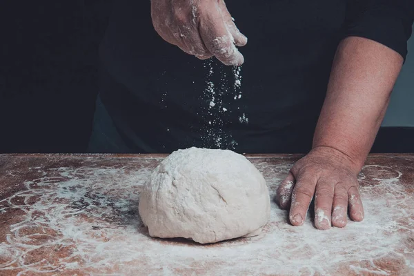 Ręce starej babci posypać ciasto mąka — Zdjęcie stockowe