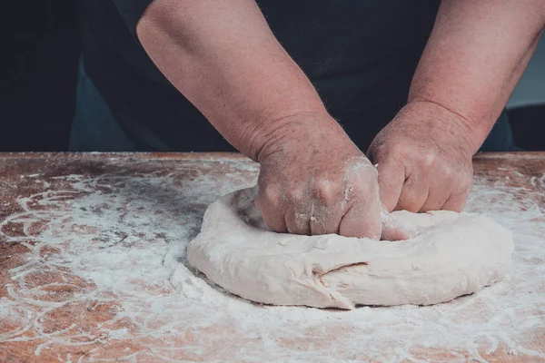 Stará žena si babička je hnětení těsta pro přípravu chleba — Stock fotografie