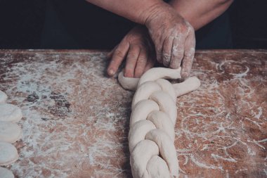 Büyükannem pişirme için grev kırıcı bir çiğ hamur yapar