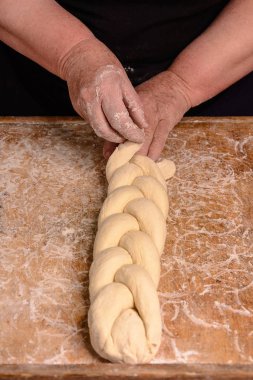 Büyükannem pişirme için grev kırıcı bir çiğ hamur yapar