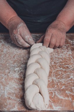 Büyükannem pişirme için grev kırıcı bir çiğ hamur yapar