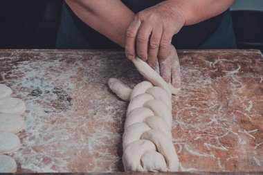 Büyükannem pişirme için grev kırıcı bir çiğ hamur yapar