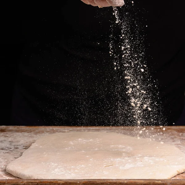 Ręce starej babci posypać ciasto mąka — Zdjęcie stockowe