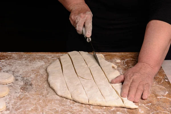 Cook průřezy Syrové těsto nožem na úzký řádek — Stock fotografie