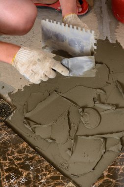 Ana koca bir spatula yapış yapış çözüm çimento yüzeyi için presler