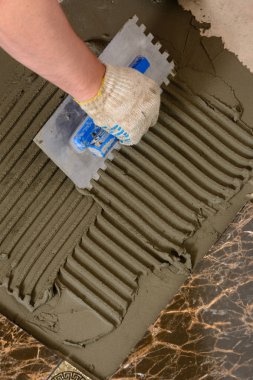 Gozlerime yapış yapış bir çözümde yapan bir usta el Close-up