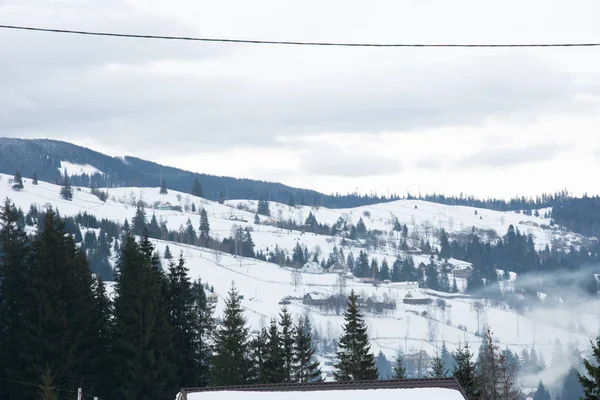 Гірське село видно в мальовничому зимовому пейзажі . — стокове фото