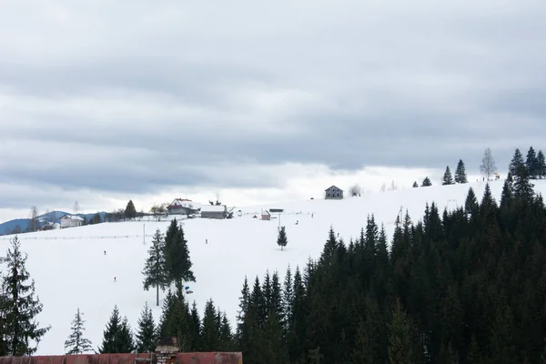 Beau paysage hivernal et pistes de ski de bukovel en Ukraine . — Photo