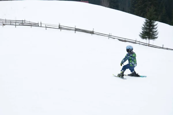 Kinder Ski fahren in ukrainischen Dörfern in den Karpaten. — Stockfoto