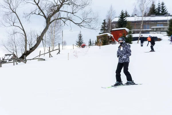 Kinder Ski fahren in ukrainischen Dörfern in den Karpaten. — Stockfoto