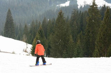 Ukrayna 'nın Karpat köyünde çocuklar kayak yapıyor..