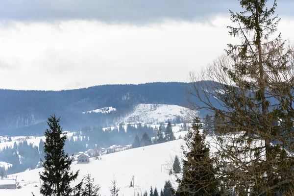 Winterliche, ruhige Berglandschaft und die Karpaten dahinter. — Stockfoto