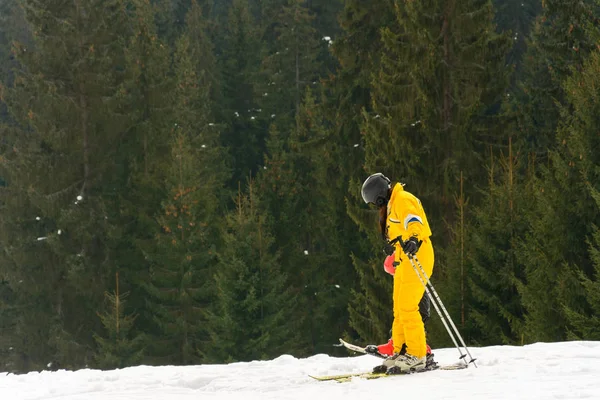 Mutter bringt ihrem Sohn das Skifahren in den schneebedeckten Karpaten der Ukraine bei. — Stockfoto