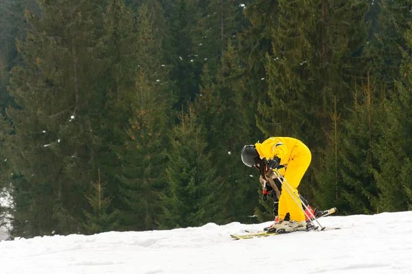 Mamãe ensina seu filho a esquiar nos Cárpatos cobertos de neve da Ucrânia . — Fotografia de Stock