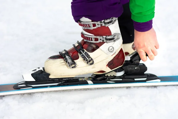 Un hombre lleva botas blancas en la nieve. . —  Fotos de Stock