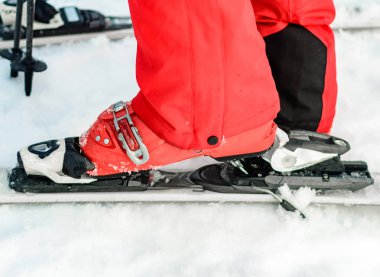 Kayakların insan bacağına yakın çekim.