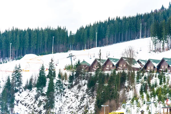 Piękny widok na ośrodek zimowy z hotelami i stokami w otoczeniu malowniczych Karpat. — Zdjęcie stockowe