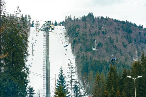 Výtah na pozadí krásné malebné zimní krajiny Karpaty. — Stock fotografie