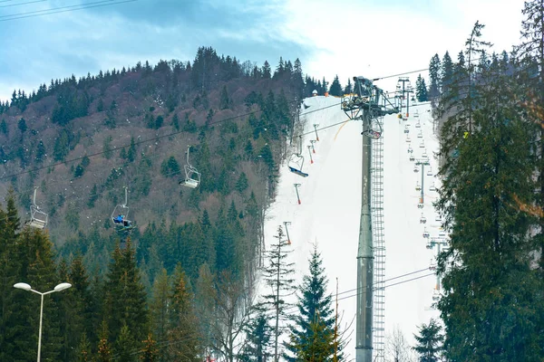 Elevator on the background of beautiful picturesque winter landscape Carpathians. — Stock Photo, Image