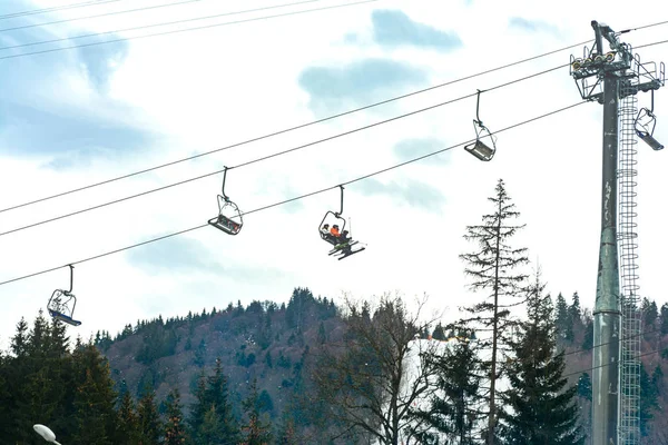 Skipiste mit Lift auf dem Hintergrund des immergrünen Karpatenwaldes, Bukovel Resort, Karpaten, Ukraine. — Stockfoto