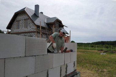 Alet ve tutkal ile gaz blokları duvar döşeme.