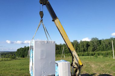 Mobil vinç t karavanından blokların paletlerini indirir