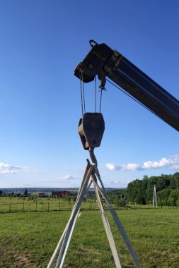 Mobil vinç t karavanından blokların paletlerini indirir